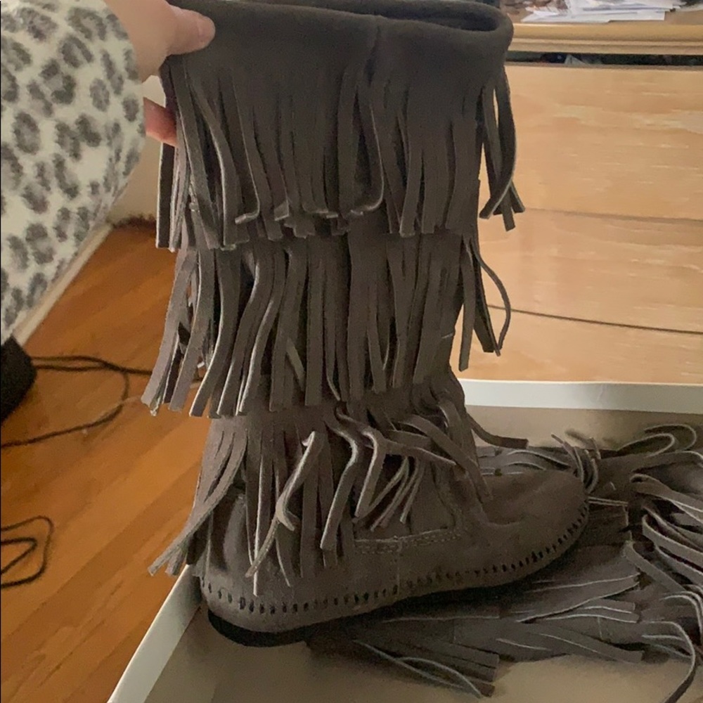Minnetonka grey boots sz 5